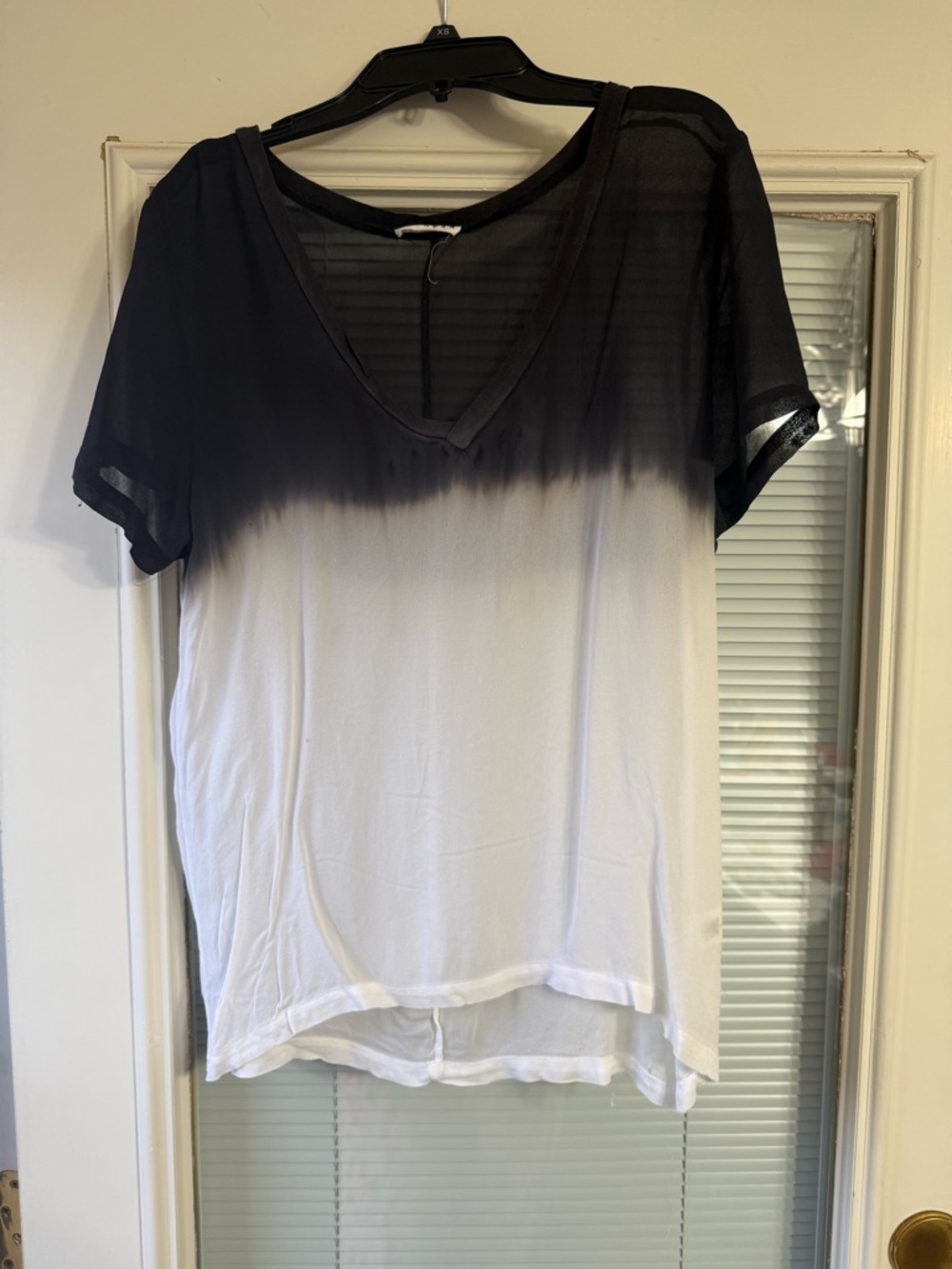 Black and White Ombre V-Neck LACAUSA Top